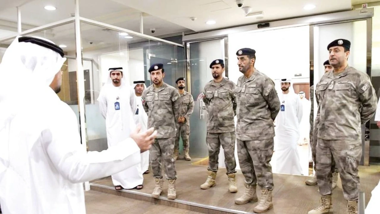قائد شرطة أبوظبي يتفقد تقدم العمل في إدارة المعلومات الأمنية